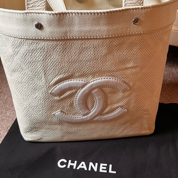Chanel Cream Tote Bag with Textured Canvas and Iconic CC Logo - Picture 2 of 16